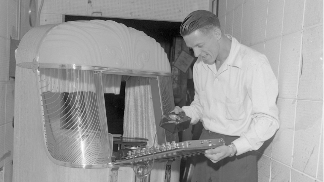 AMI employee with model B (1948-1949)