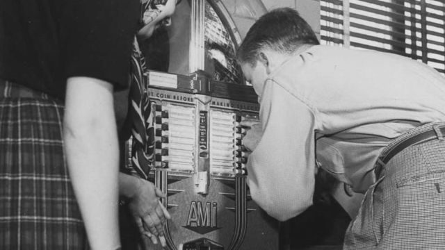 Selecting a song on AMI C